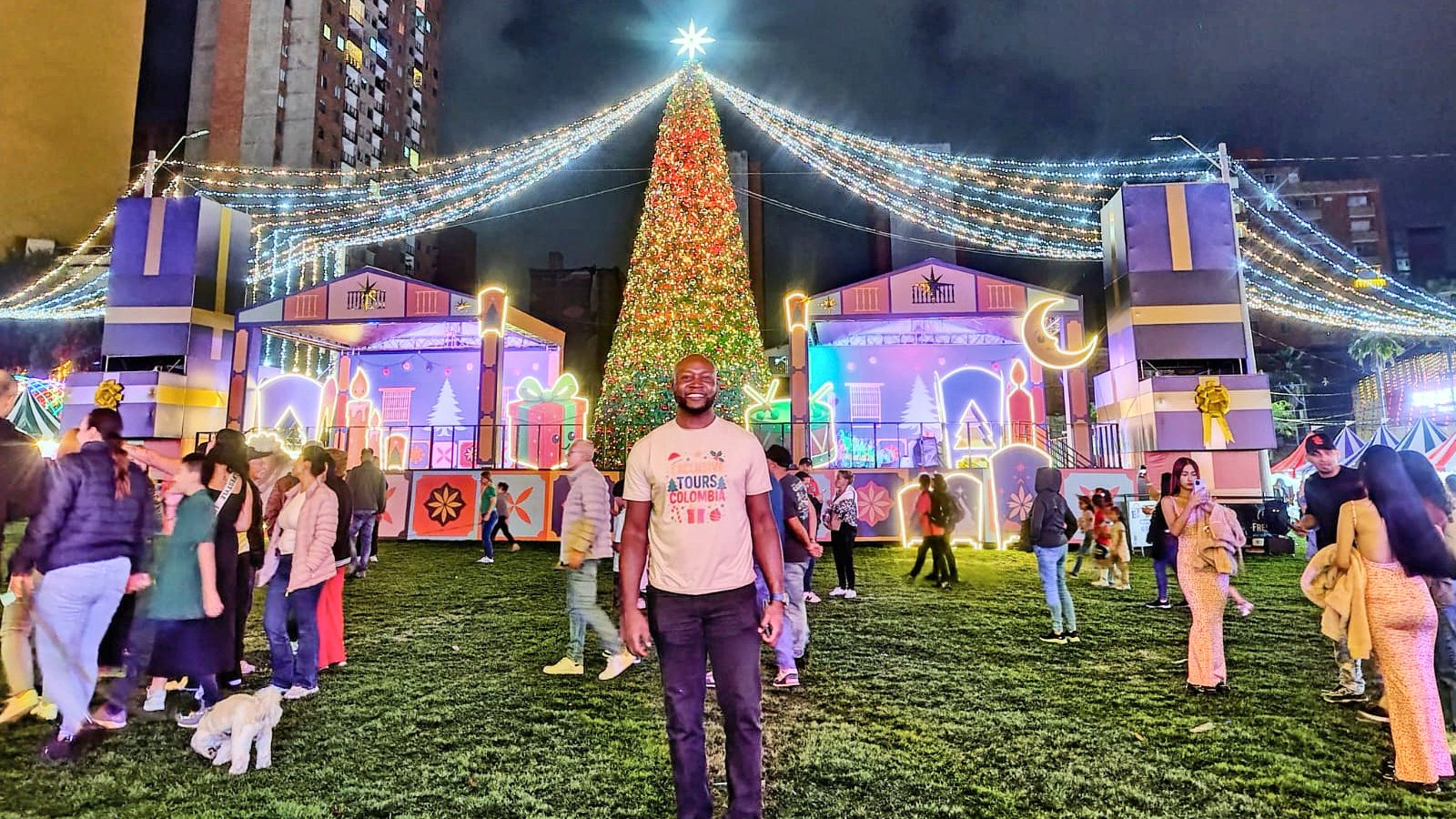 Chiva rumbera de alumbrados: la Navidad de Medellín