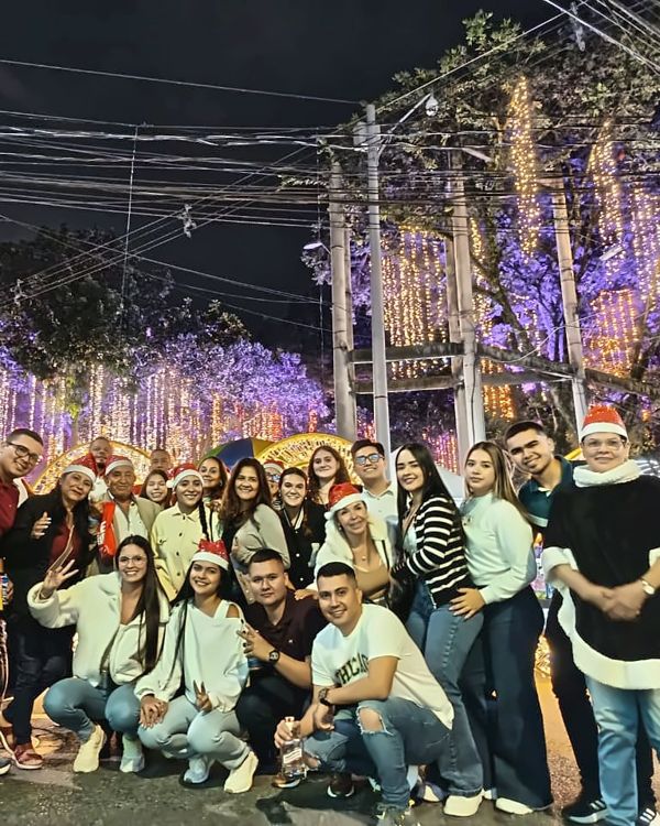 Chiva rumbera de alumbrados: la Navidad de Medellín