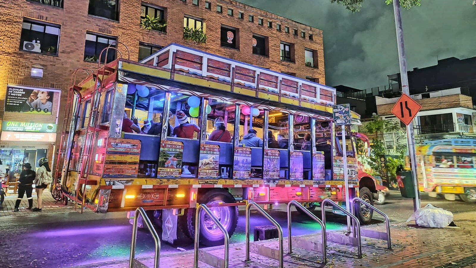 Chiva rumbera: la fiesta sobre ruedas por Medellín de noche