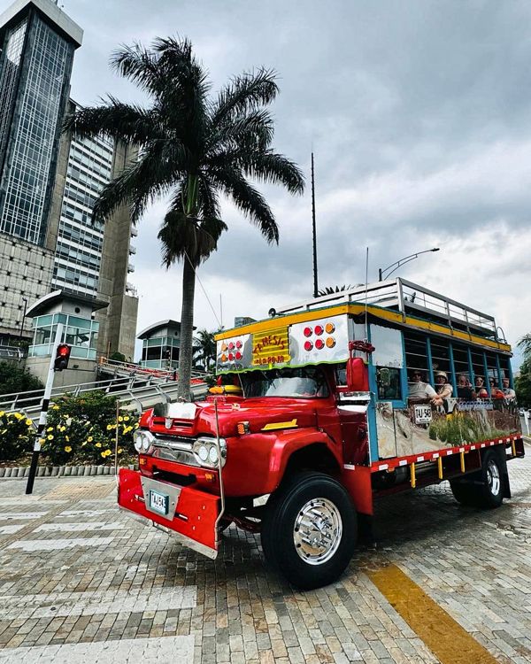 Chiva rumbera: la fiesta sobre ruedas por Medellín de noche