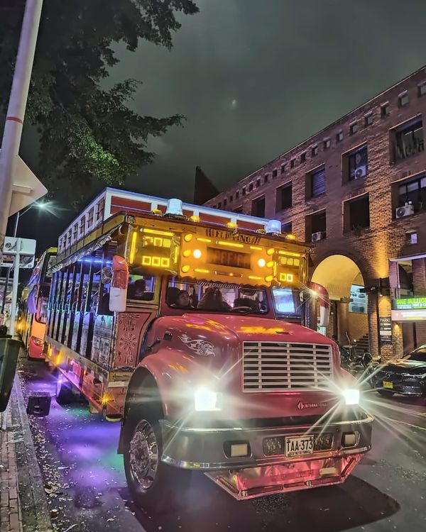 Chiva rumbera: la fiesta sobre ruedas por Medellín de noche
