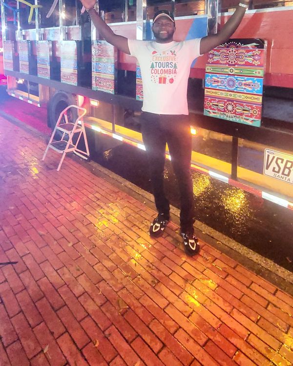Chiva rumbera: la fiesta sobre ruedas por Medellín de noche