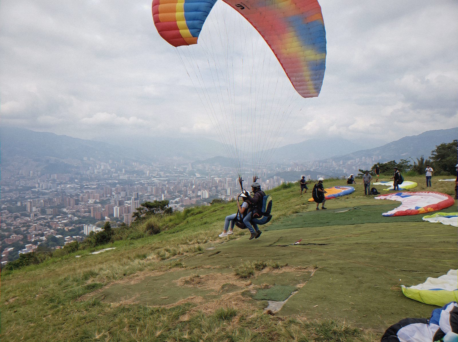 Parapente sobre el Valle de Aburrá: vuelo biplaza, con recogida en el hotel