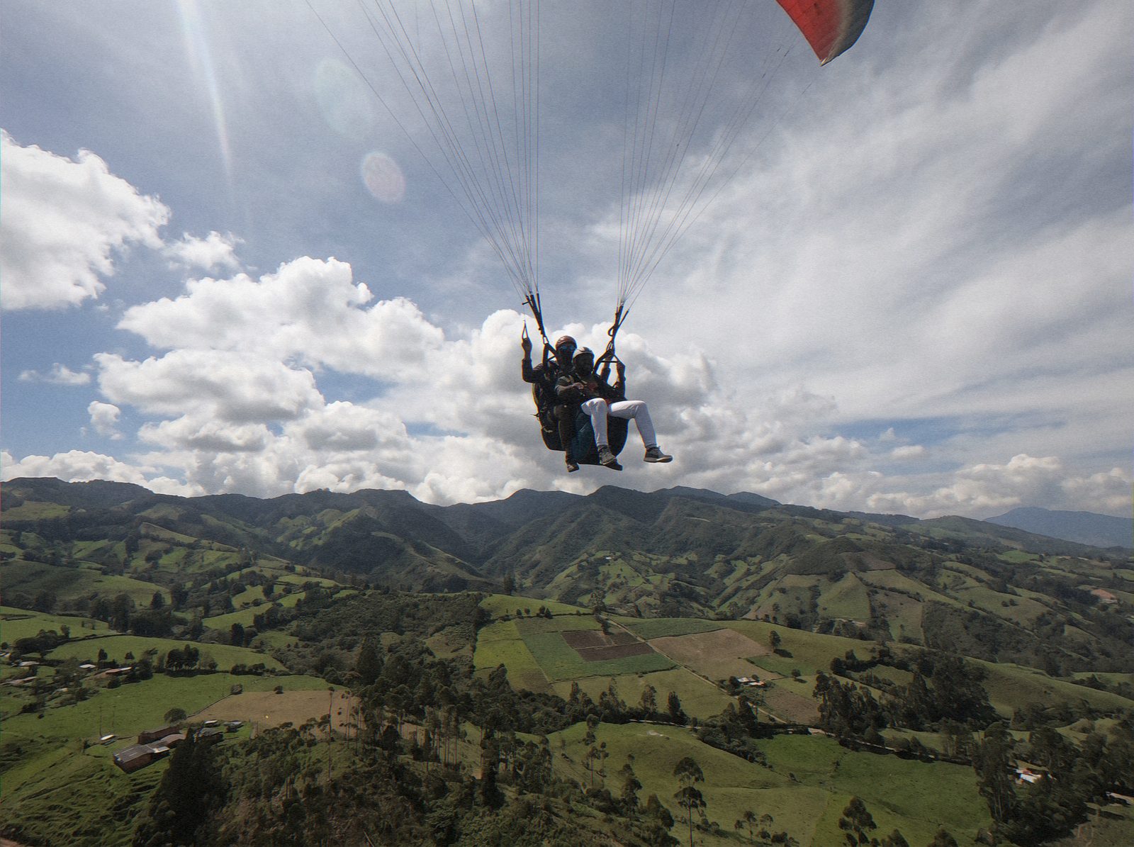 Parapente sobre el Valle de Aburrá: vuelo biplaza, con recogida en el hotel
