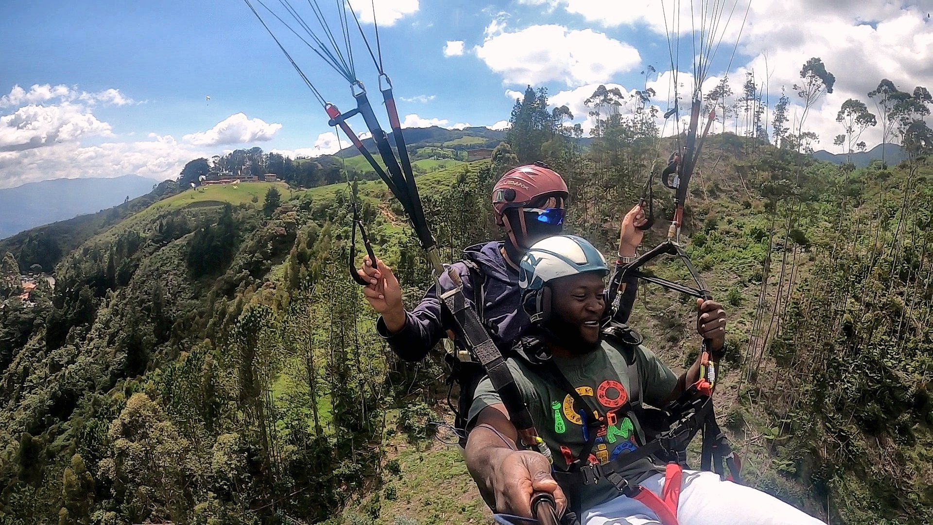 Parapente sobre el Valle de Aburrá: vuelo biplaza, con recogida en el hotel